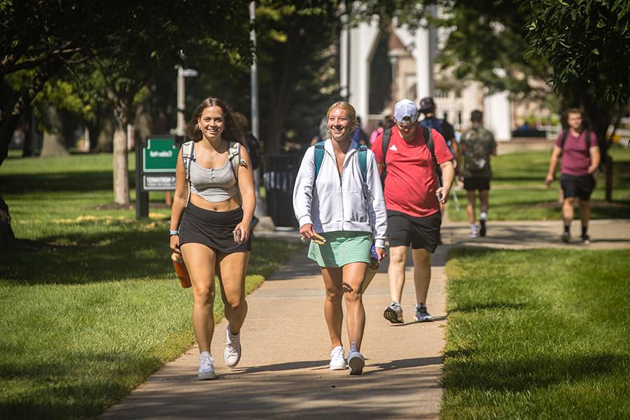 Northwest students cross the main campus in Maryville during the first day of fall classes in August. (Photo by Lauren Adams/<a href='http://qicled.okhost.net'>澳门网上博彩官方网站</a>)